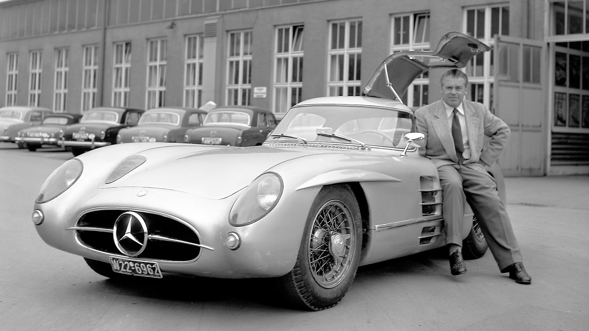 Schöpfer und Chefingenieur Rudolf Uhlenhaut mit dem Mercedes-Benz 300 SLR.