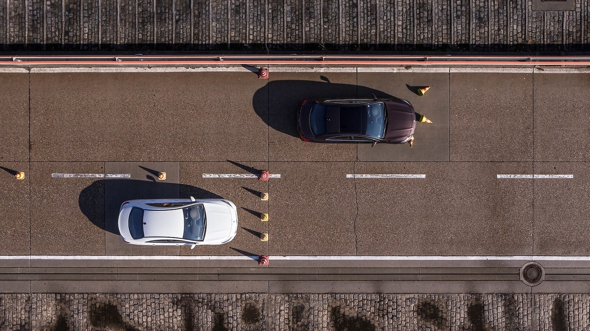 Das Auto mit den gefälschten Bremsbelägen (oben im Bild) hat einen deutlich längeren Bremsweg.