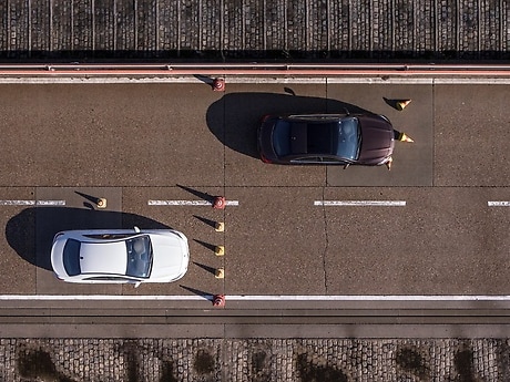 Das Auto mit den gefälschten Bremsbelägen (oben im Bild) hat einen deutlich längeren Bremsweg.